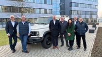 BASF Coatings erweitert die seit 2021 bestehende Partnerschaft mit INEOS Automotive. Von links nach rechts: Chris Titmarsh - Senior Vice President, Global BASF Automotive Refinish Coatings SolutionsSteve Graham - Global Head of Aftersales, INEOS AutomotiveRoar Solberg - Sales Vice President, EMEA BASF Automotive Refinish Coatings Solutions Kenny Wilson - Global Aftersales Program Manager, INEOS Automotive Preethi Venicia Cardoza - Global Strategic Account Approval Manager, BASF Automotive Refinish Coatings Solutions, Michael Hill - Global Strategic Account Manager INEOS, Foto: BASF Coatings BASF Coatings erweitert die seit 2021 bestehende Partnerschaft mit INEOS Automotive. Von links nach rechts: Chris Titmarsh - Senior Vice President, Global BASF Automotive Refinish Coatings SolutionsSteve Graham - Global Head of Aftersales, INEOS AutomotiveRoar Solberg - Sales Vice President, EMEA BASF Automotive Refinish Coatings Solutions Kenny Wilson - Global Aftersales Program Manager, INEOS Automotive Preethi Venicia Cardoza - Global Strategic Account Approval Manager, BASF Automotive Refinish Coatings Solutions, Michael Hill - Global Strategic Account Manager INEOS, Foto: BASF Coatings
