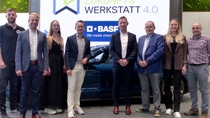 Im Rahmen der Kooperation mit der Zukunftswerkstatt 4.0 ist BASF Coatings maßgeblich mit Autoreparaturlack-Lösungen und Angeboten der Digital Incubation Unit, die als Inkubationseinheit des Unternehmens digitale Geschäftsmodelle identifiziert und validiert, vertreten. Im Rahmen der Kooperation mit der Zukunftswerkstatt 4.0 ist BASF Coatings maßgeblich mit Autoreparaturlack-Lösungen und Angeboten der Digital Incubation Unit, die als Inkubationseinheit des Unternehmens digitale Geschäftsmodelle identifiziert und validiert, vertreten.