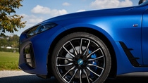 Der matte Klarlack des neuen BMW i4 M50 in Frozen Portimao Blue wurde ohne fossile Rohstoffe hergestellt und basiert auf organischen Abfällen. (Foto: BMW Group) Der matte Klarlack des neuen BMW i4 M50 in Frozen Portimao Blue wurde ohne fossile Rohstoffe hergestellt und basiert auf organischen Abfällen. (Foto: BMW Group)
