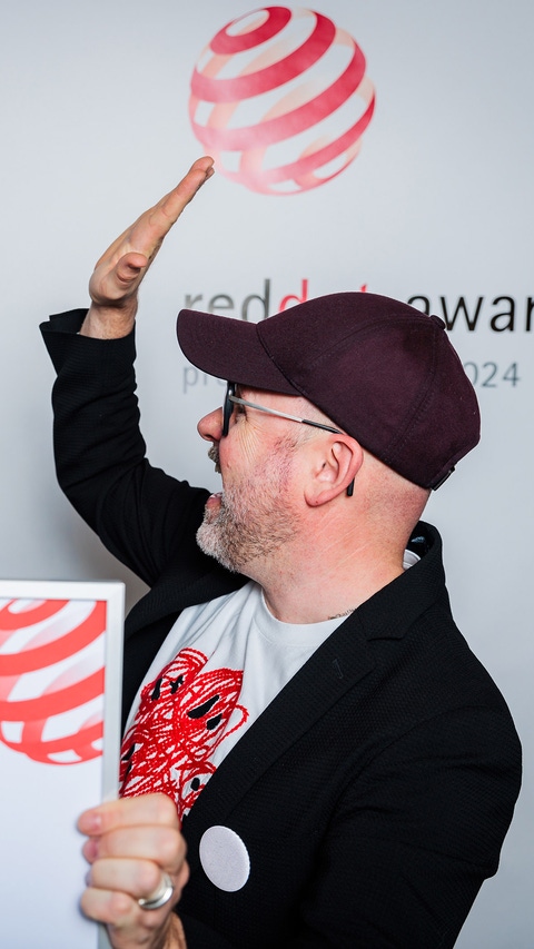 The Red Dot for the automotive color ZENOMENON has been presented to Ryan Pearson; Co-Founder and CEO Cypris Materials (left) and Mark Gutjahr; Global Head of Automotive Color Design for BASF (right) during the festive Designers’ Night at the Red Dot Design Museum.